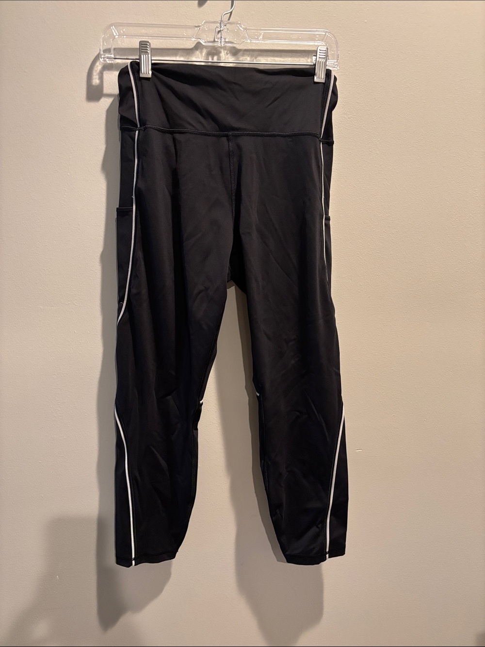 Athleta Tailwind 7/8 Tight with White Reflective Piping